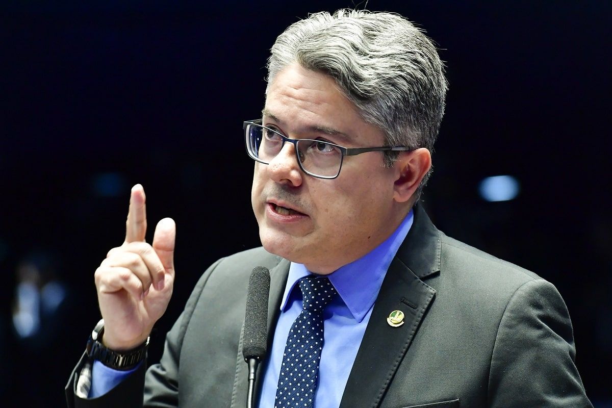 Senador quer incluir criptomoedas em tributação internacional proposta por Lula