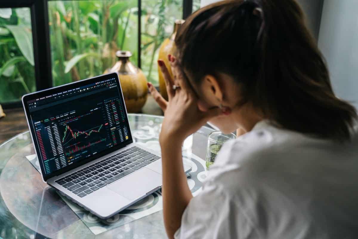 Mais uma corretora anuncia remoção de criptomoedas citadas pela SEC