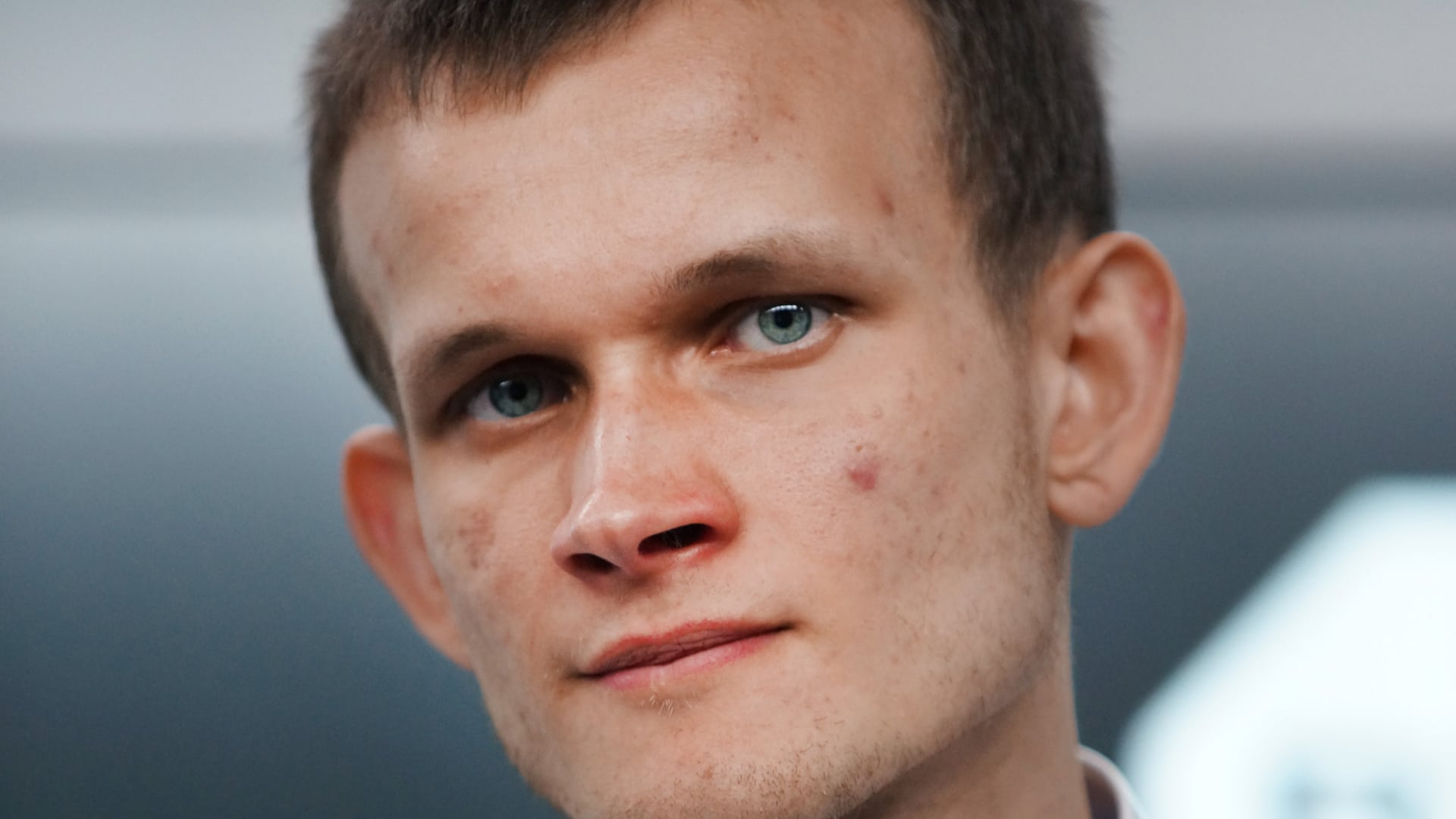 Criador do Ethereum “se vinga” de criptomoeda e despeja milhões no mercado