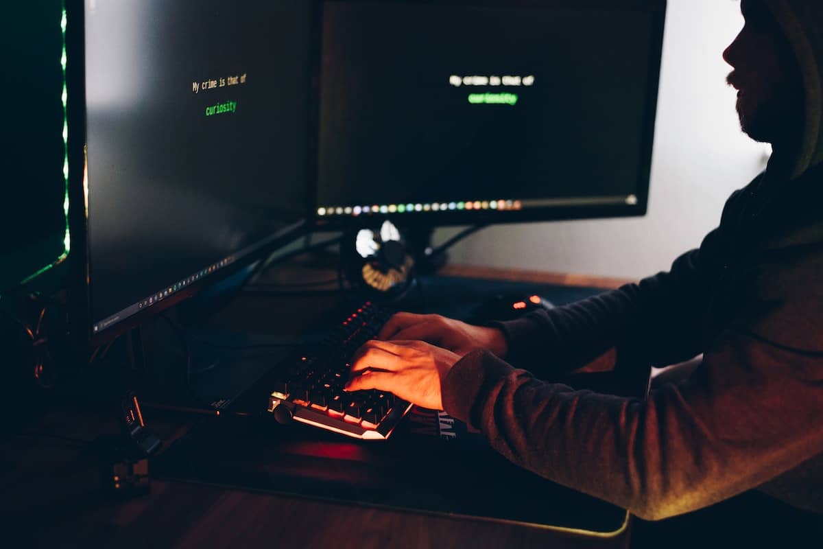Ex-funcionário de corretora de criptomoedas enviou vírus para clientes