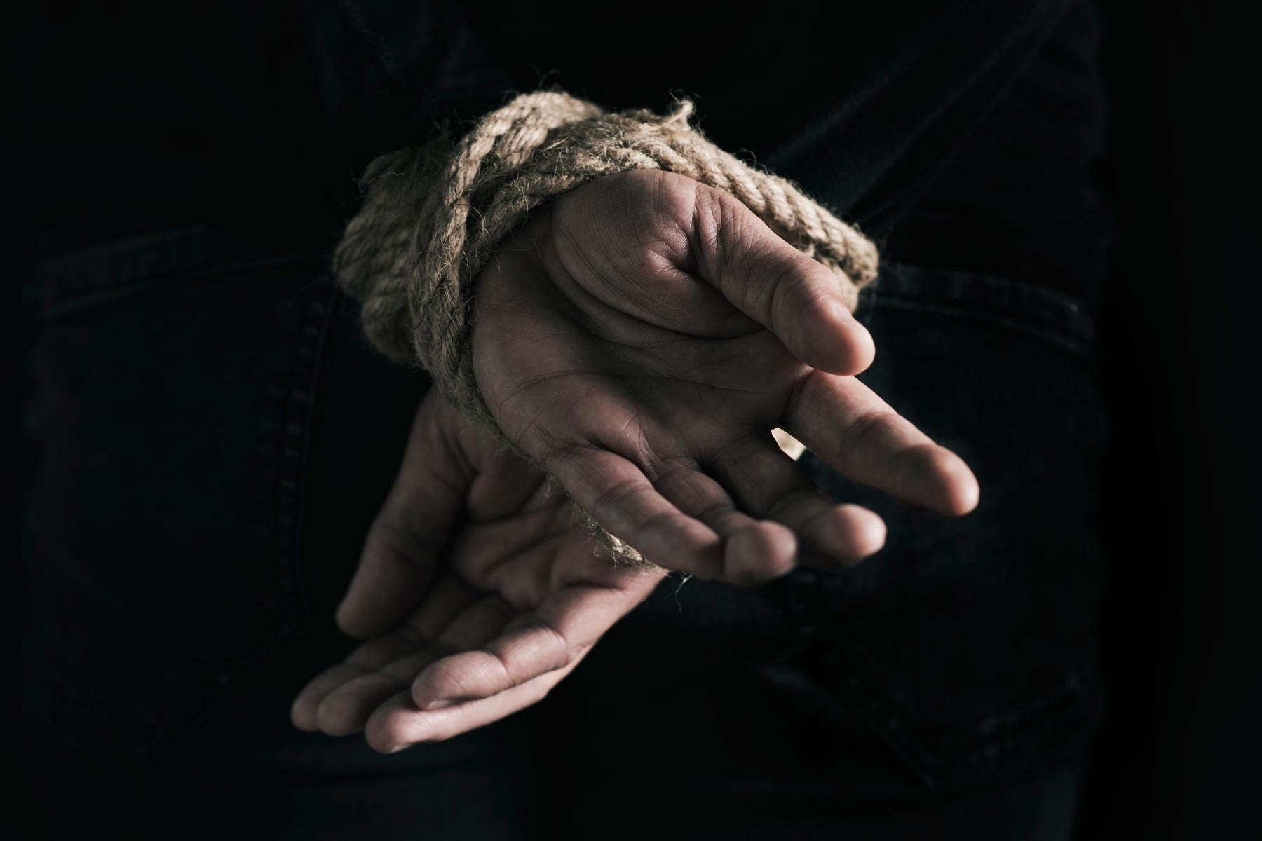 Casal é amarrado dentro de casa durante assalto e bandidos levam R$ 49 milhões em criptomoedas