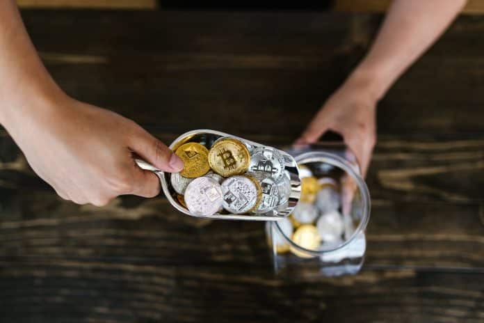 Moedas de bitcoins sendo guardadas. Foto de RDNE Stock project/Pexels.