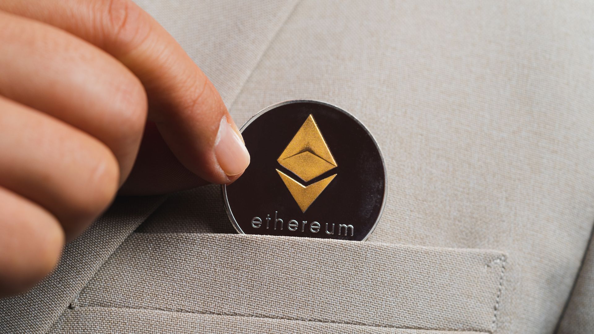 Investidor colocando moeda de Ethereum no bolso.