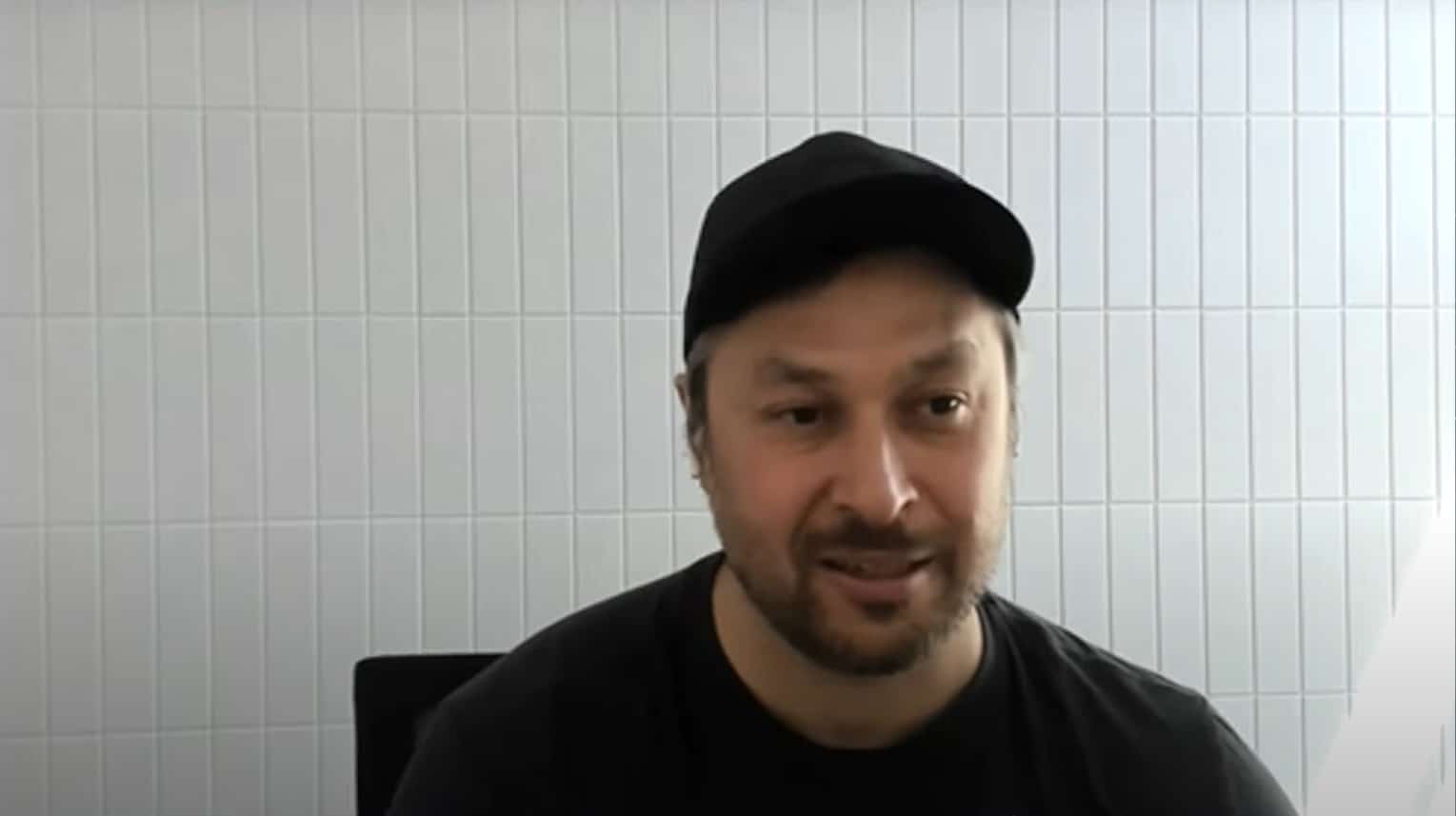 Fundador da Solana pede que investidores parem de investir em memecoins