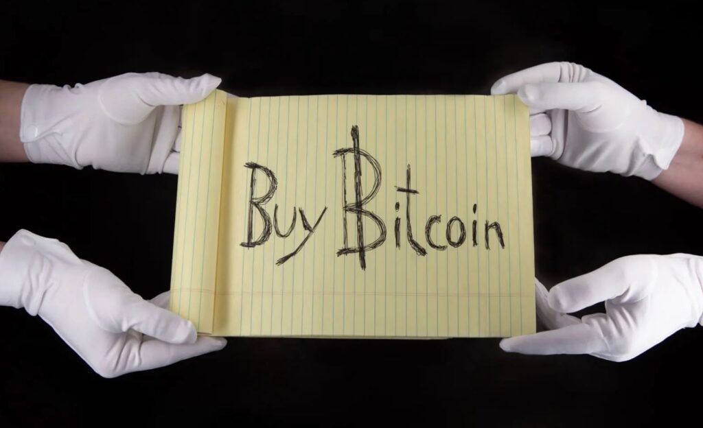 Papel escrito "compre bitcoin" é vendido por mais de R$ 5 milhões