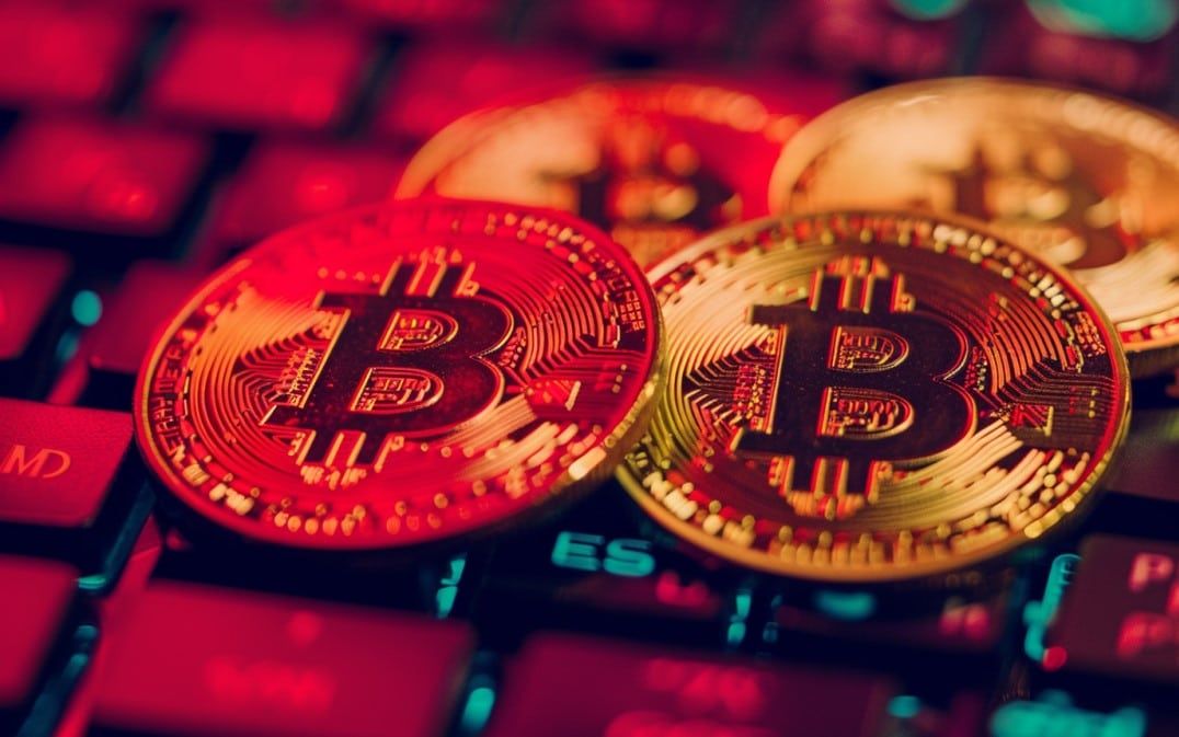 Queda do Bitcoin causa liquidação em massa de R$ 7.3 bilhões
