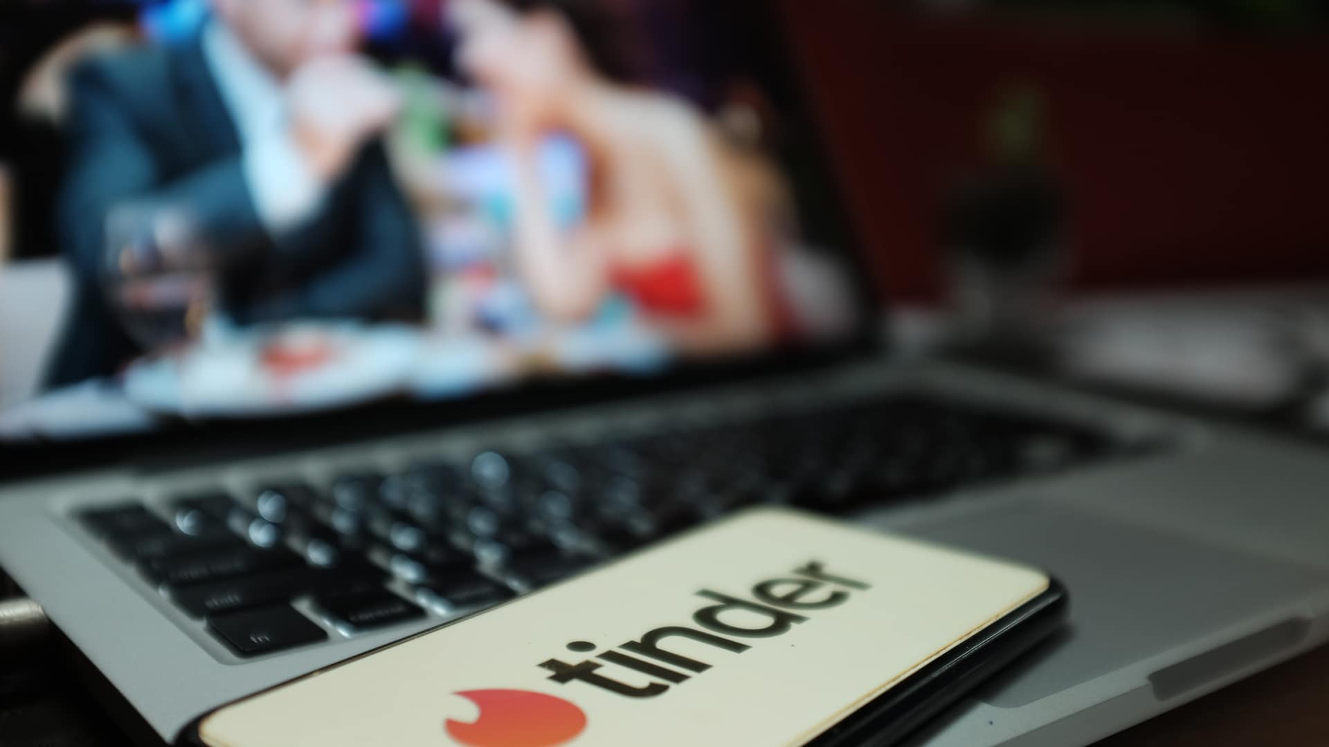 Coinbase, Tinder e Facebook fazem parceria para combater golpes com criptomoedas