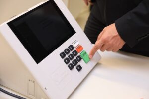 TSE mantém proibição de doações em Bitcoin e criptomoedas para eleições municipais de 2024