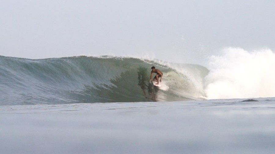 Surfista brasileiro recebe apoio em criptos da Nouns para escalada e documentário