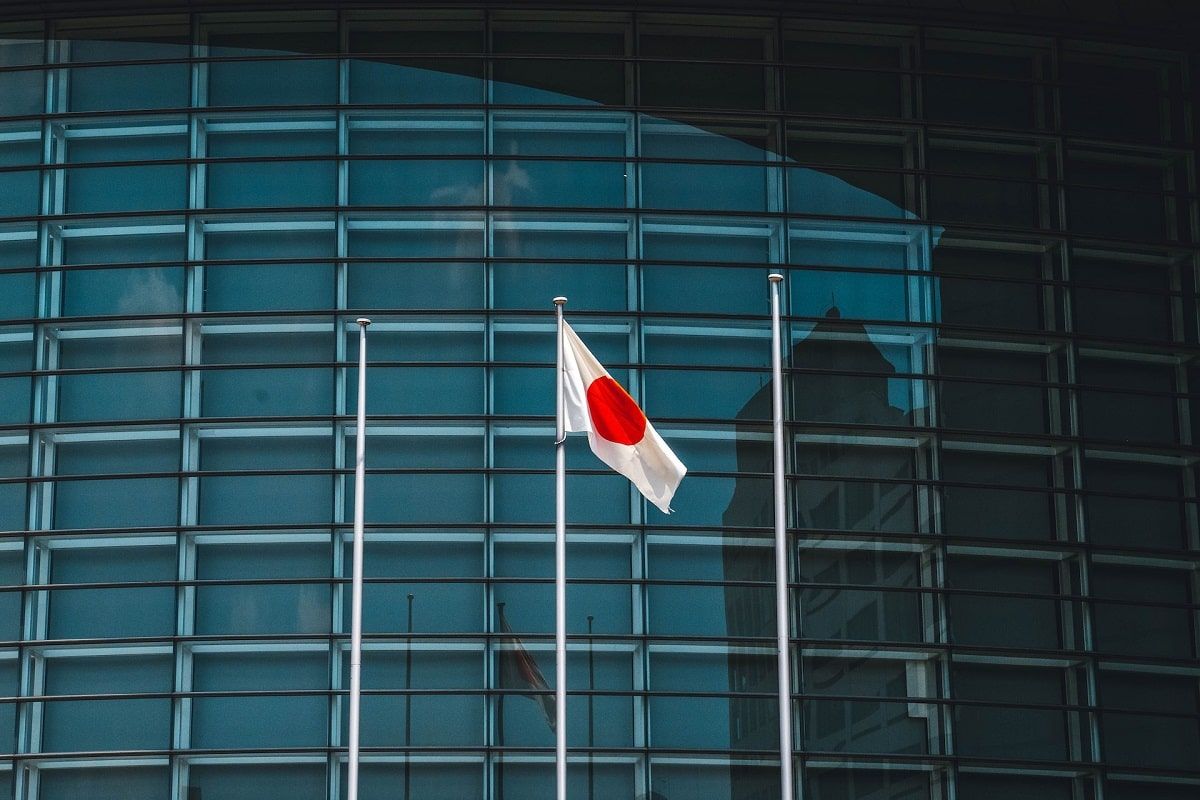 Enquanto iene despenca, empresa japonesa compra milhões em Bitcoin