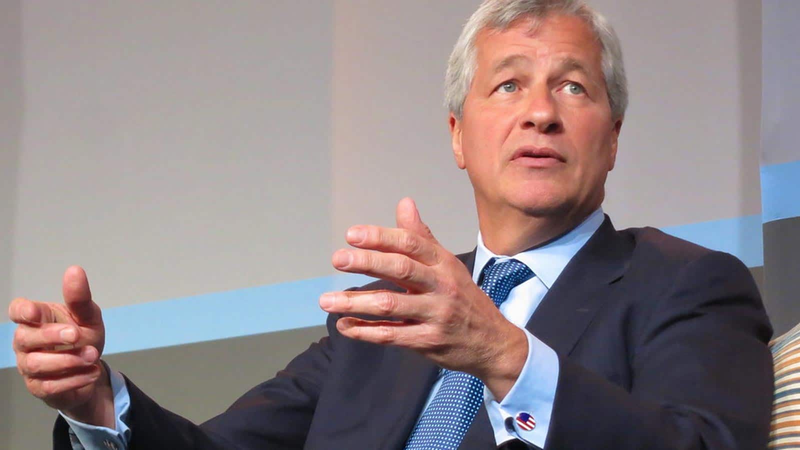 Crítico do Bitcoin, CEO do JP Morgan diz estar preocupado com geopolítica