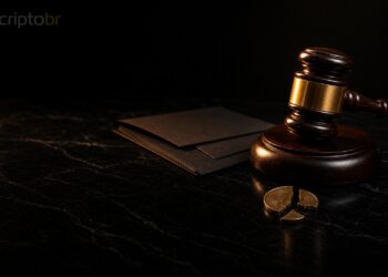 Martelo de juiz e documento escuro representam decisão do Senado dos EUA sobre Sam Bankman-Fried
